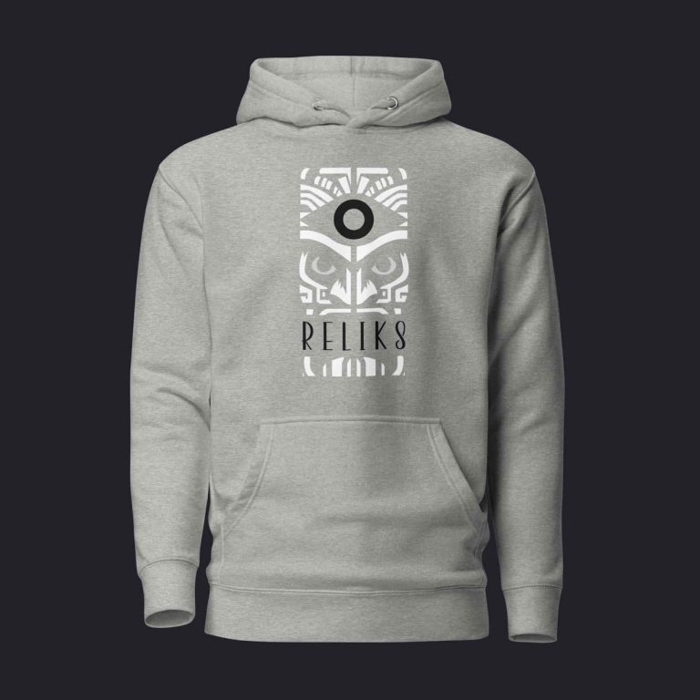 Vue de face du sweat à capuche gris clair Reliks avec un totem tribal au centre