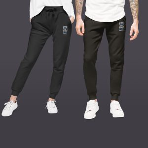 Jogging noir Charcoal Reliks avec logo brodé blanc et bleu porté par un homme et une femme.